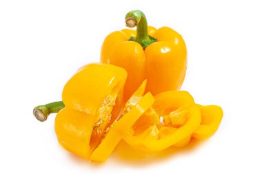 Beyaz arka planda izole edilmiş parlak sarı biber.