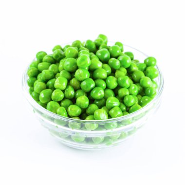 Cam tabakta yeşil bezelye, izole.