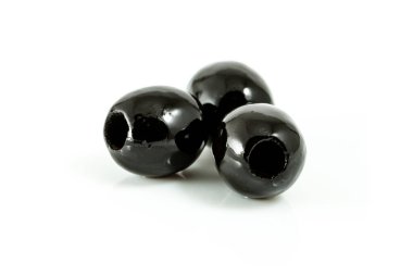 Beyaz arkaplanda siyah zeytinler