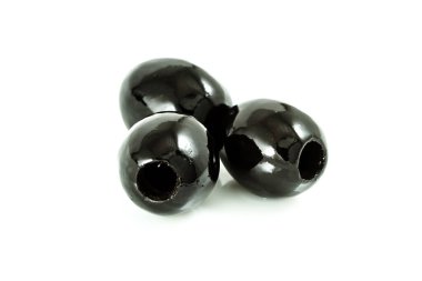 Beyaz arkaplanda siyah zeytinler