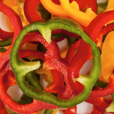 Üç renk arkaplanlı biber dilimleri