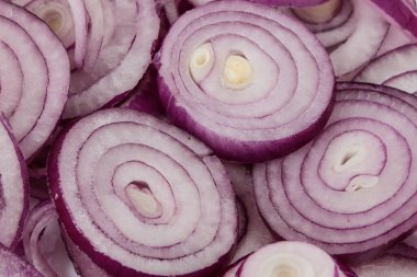 Dilimlenmiş kırmızı soğan yakın çekim