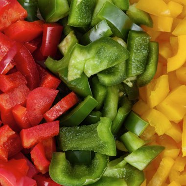 Üç renk arkaplanlı biber dilimleri