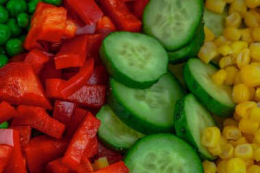 Taze kesilmiş sebzeler parlak bir arka plan.