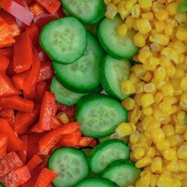 Taze kesilmiş sebzeler parlak bir arka plan.