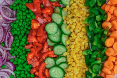 Taze kesilmiş sebzeler parlak bir arka plan.