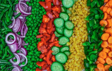 Taze kesilmiş sebzeler parlak bir arka plan.