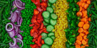 Taze kesilmiş sebzeler parlak bir arka plan.