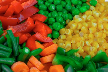 Taze kesilmiş sebzeler parlak bir arka plan.