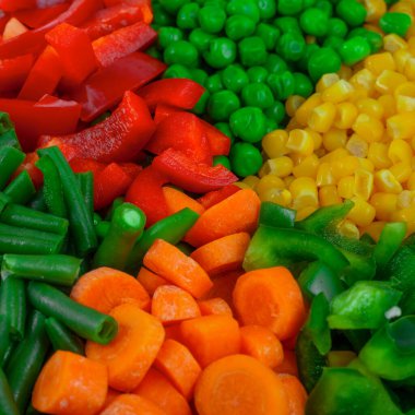 Taze kesilmiş sebzeler parlak bir arka plan.