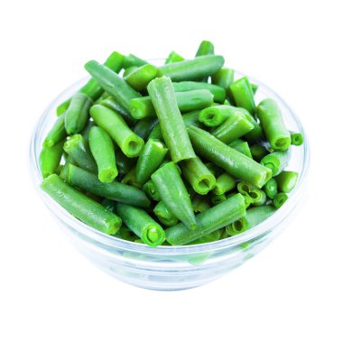 Tabaktaki yeşil fasulye beyaz arka planda izole edilmiş.