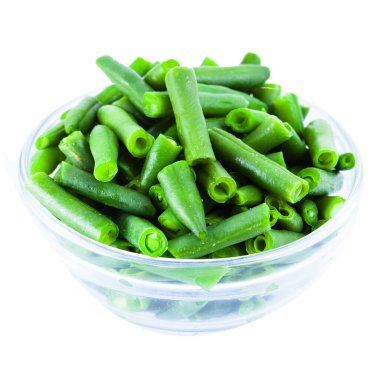 Tabaktaki yeşil fasulye beyaz arka planda izole edilmiş.