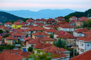 Makedonya 'nın Kruşevo kentindeki küçük kasabaların sokakları ve çatıları