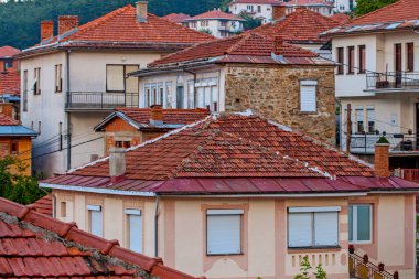 Makedonya 'nın Kruşevo kentindeki küçük kasabaların sokakları ve çatıları
