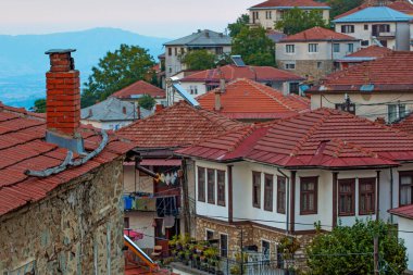 Makedonya 'nın Kruşevo kentindeki küçük kasabaların sokakları ve çatıları