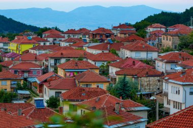 Makedonya 'nın Kruşevo kentindeki küçük kasabaların sokakları ve çatıları