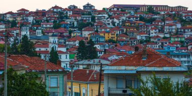 Makedonya 'nın Kruşevo kentindeki küçük kasabaların sokakları ve çatıları