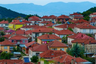 Makedonya 'nın Kruşevo kentindeki küçük kasabaların sokakları ve çatıları