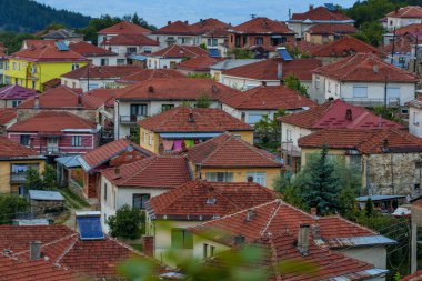 Makedonya 'nın Kruşevo kentindeki küçük kasabaların sokakları ve çatıları