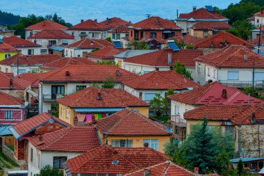 Makedonya 'nın Kruşevo kentindeki küçük kasabaların sokakları ve çatıları