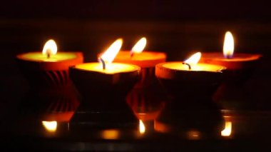 Kil mumların içinde güzel renkli mumlar, yıldırımlar.