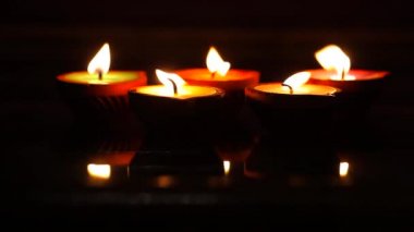 Kil mumların içinde güzel renkli mumlar, yıldırımlar.