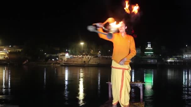 Rishikesh Uttarakhand Diciembre 2019 Sacerdotes Vestidos Rojo Ciudad Santa Rishikesh — Vídeo de stock