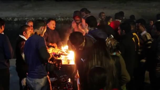 Rishikesh Uttarakhand 1Er Décembre 2019 Prêtres Robe Rouge Dans Ville — Video