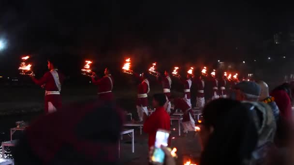 2019年12月1日 在印度乌塔拉汉德神圣城市里希凯什 Rishikesh Uttarakhand 举行的Ganga Arthur晚祷仪式上 牧师身穿红色长袍 崇拜甘加河 — 图库视频影像