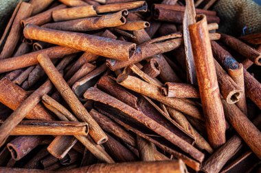 Baharatlı aromalı tarçın çubukları arka plan