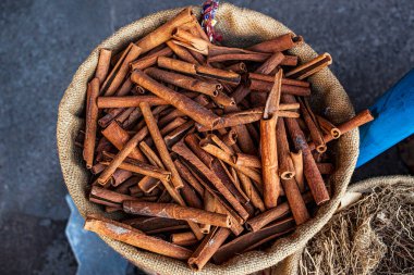 Hindistan 'daki Kochi pazarında tarçın çubukları var.