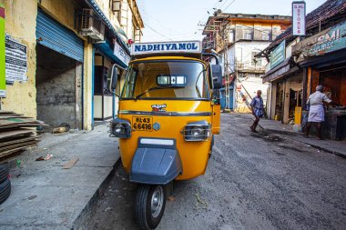 Fort Kochin, Kerala, Hindistan - 19 Ocak 2020: Geleneksel Hint ulaşımı - Fort Kochin, Kerala, Hindistan sokaklarında motor rikshaw