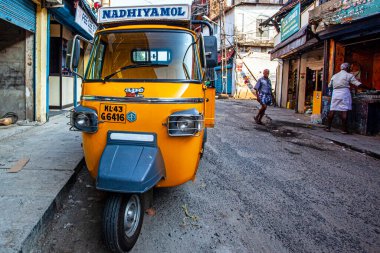 Fort Kochin, Kerala, Hindistan - 19 Ocak 2020: Geleneksel Hint ulaşımı - Fort Kochin, Kerala, Hindistan sokaklarında motor rikshaw