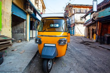 Geleneksel Hint ulaşımı - Fort Kochin, Kerala, Hindistan caddelerinde motor rikshaw.