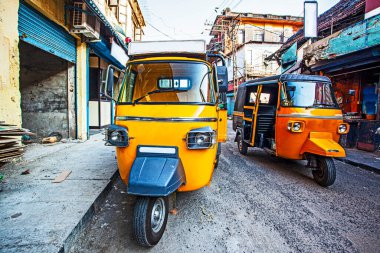 Geleneksel Hint ulaşımı - Fort Kochin, Kerala, Hindistan caddelerinde motor rikshaw.