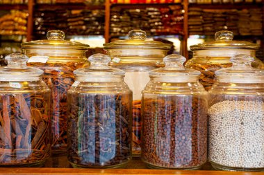 Hindistan 'ın Kochi kentindeki baharat pazarında geniş çeşitlilikte baharatlar.