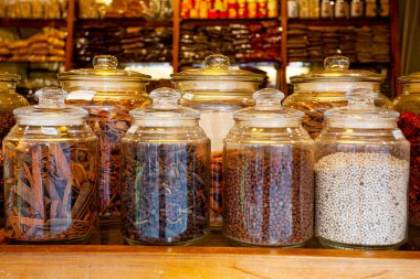 Hindistan 'ın Kochi kentindeki baharat pazarında geniş çeşitlilikte baharatlar.