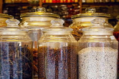 Hindistan 'ın Kochi kentindeki baharat pazarında geniş çeşitlilikte baharatlar.