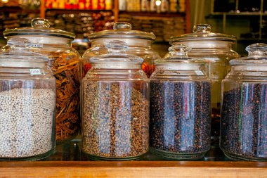 Hindistan 'ın Kochi kentindeki baharat pazarında geniş çeşitlilikte baharatlar.