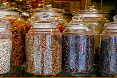 Hindistan 'ın Kochi kentindeki baharat pazarında geniş çeşitlilikte baharatlar.