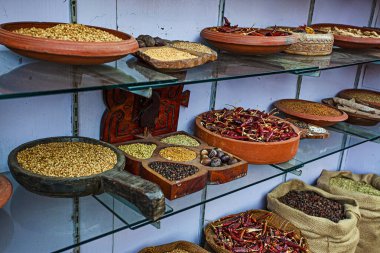 Hindistan 'ın Kochi kentindeki baharat pazarında geniş çeşitlilikte baharatlar.