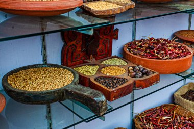 Hindistan 'ın Kochi kentindeki baharat pazarında geniş çeşitlilikte baharatlar.