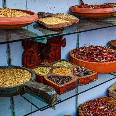 Hindistan 'ın Kochi kentindeki baharat pazarında geniş çeşitlilikte baharatlar.