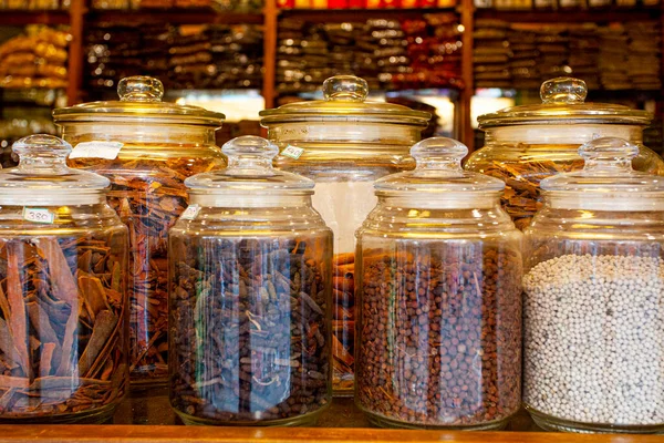 Hindistan 'ın Kochi kentindeki baharat pazarında geniş çeşitlilikte baharatlar.