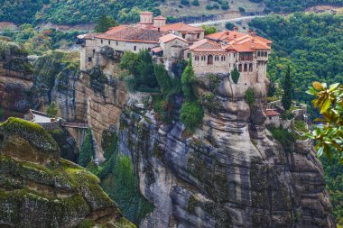 Yunanistan 'ın Meteora kentindeki güzel manastır ve kaya manzaraları