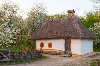 Renkli ağaçlardaki ahşap evler Sonbaharda park halinde Pirogovo Müzesi, Kiev, Ukrayna 