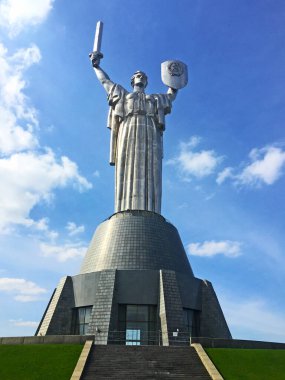 Kyiv, Ukrayna - 8 Mayıs 2019: Anavatan Anıtı, Ukrayna Zafer Parkı 'ndaki Kyiv sembollerinden biri