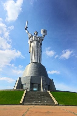Kyiv, Ukrayna - 8 Mayıs 2019: Anavatan Anıtı, Ukrayna Zafer Parkı 'ndaki Kyiv sembollerinden biri