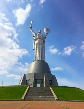 Kyiv, Ukrayna - 8 Mayıs 2019: Anavatan Anıtı, Ukrayna Zafer Parkı 'ndaki Kyiv sembollerinden biri