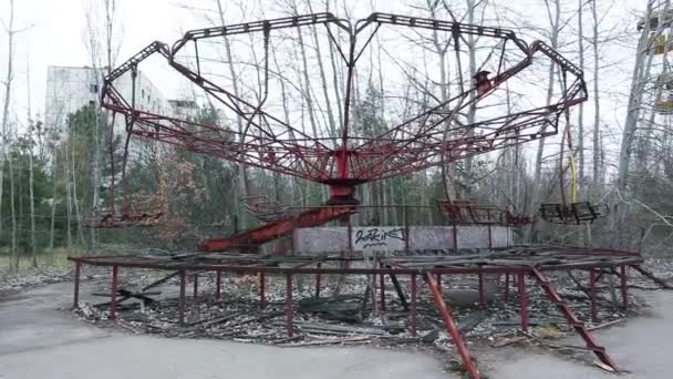 2019年4月30日 乌克兰 切尔诺贝利 在普里皮亚特市中心的一个游乐园 废弃的旋转木马和废弃的摩天轮 切尔诺贝利灾难 幽灵拖 — 图库视频影像